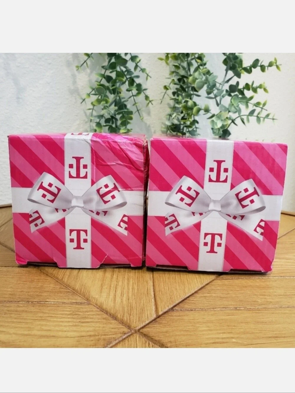 🎁 Set of 2 T-Mobile Holiday Collectible Etched 16oz Glasses (2023) NEW!